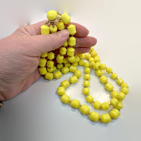 Vintage Hong Kong Necklace: Yellow Plastic Double Strand Retro 60s - Picture 2 of 4
